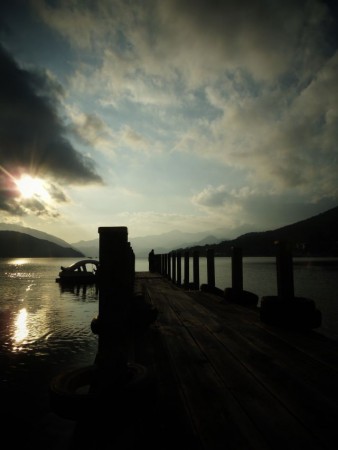 A stég végében, amúgy Tamás van a gyerekekkel. :D